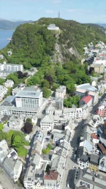 Oslo Şehir Limanı Norveç Havacılık Manzarası Oslo şehir merkezi için uçan dron 'dan güzel panoramik hava manzarası. Güneşli bir yaz gününde denizin arka planında dağlar ve mavi gökyüzü 