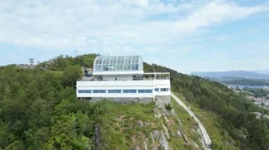 Oslo Şehir Limanı Norveç Havacılık Manzarası Oslo şehir merkezi için uçan dron 'dan güzel panoramik hava manzarası. Güneşli bir yaz gününde denizin arka planında dağlar ve mavi gökyüzü 