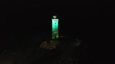 Gece Feneri Rubjerg Knude 'deki deniz fenerinde lazer ışığı gösterisi Danimarka Kuzey Denizi kıyısındaki kum tepeleri klasik tarz Danimarka, Avrupa, Danimarka' nın Güzel Peyzajları 