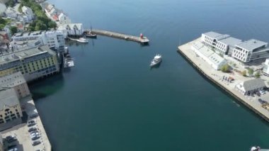 Oslo Şehir Limanı Norveç Havacılık Manzarası Oslo şehir merkezi için uçan dron 'dan güzel panoramik hava manzarası. Güneşli bir yaz gününde denizin arka planında dağlar ve mavi gökyüzü 