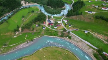 Göl manzaralı dağ manzaralı göl manzaralı gökyüzü, Skjolden, Norveç manzaralı fiyort, dağ sıralı göl manzaralı şelale manzaralı eski ahşap evli dağ vadisi, renkli göl manzaralı