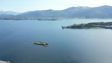 Oslo Şehir Limanı Norveç Havacılık Manzarası Oslo şehir merkezi için uçan dron 'dan güzel panoramik hava manzarası. Güneşli bir yaz gününde denizin arka planında dağlar ve mavi gökyüzü 