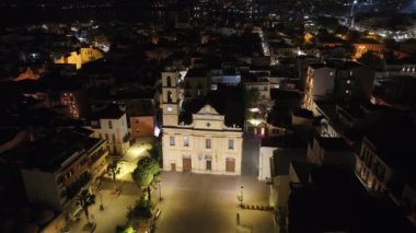 Gece vakti Chania kasabası, İHA çekimi, Girit, Yunanistan, Chania 'nın muhteşem deniz feneri, Güzel Eski Şehir, Yunanistan ve en güzel manzaralı yerleri ile havadan görünüşü - pitoresk eski kasaba manzarası 