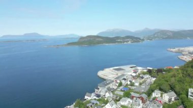 Oslo Şehir Limanı Norveç Havacılık Manzarası Oslo şehir merkezi için uçan dron 'dan güzel panoramik hava manzarası. Güneşli bir yaz gününde denizin arka planında dağlar ve mavi gökyüzü 