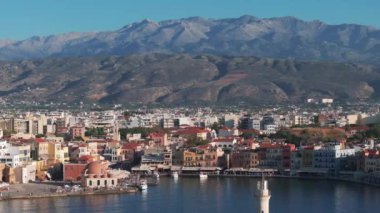 Güzel Eski şehir, Yunanistan ve en güzel manzaralı yerler - eski Chania kentinin manzaralı manzarası. Girit adası, eski Venedik limanı ve deniz fenerinin panoramik mavi saat, Seyahat Konseptleri