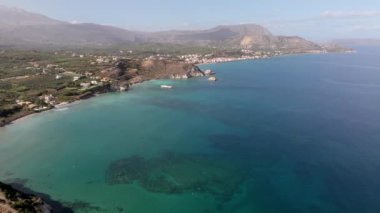 Hava aracı görüntüsü. Yazın Girit, Yunanistan 'da ünlü plaj manzarası. Libya denizinde nehir ve palmiye ağaçları olan ünlü bir sahil. Tropikal ada, Panoramik manzara Girit adasının en güzel plajları