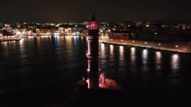 Geceleri Chania kasabası, Deniz feneri, İHA çekimi, Girit, Yunanistan, Chania 'nın muhteşem deniz feneri, Güzel Eski Şehir, Yunanistan ve en güzel manzaralı yerleri ile havadan görünüşü - eski güzel kasaba manzarası 