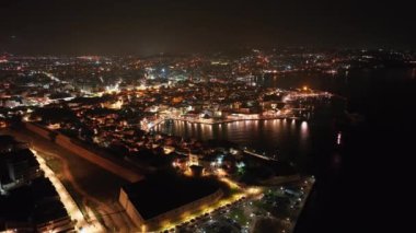 Gece vakti Chania kasabası, İHA çekimi, Girit, Yunanistan, Chania 'nın muhteşem deniz feneri, Güzel Eski Şehir, Yunanistan ve en güzel manzaralı yerleri ile havadan görünüşü - pitoresk eski kasaba manzarası 