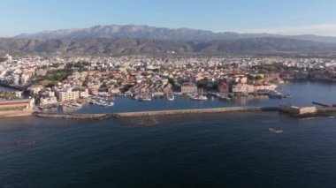 Güzel Eski şehir, Yunanistan ve en güzel manzaralı yerler - eski Chania kentinin manzaralı manzarası. Girit adası, eski Venedik limanı ve deniz fenerinin panoramik mavi saat, Seyahat Konseptleri