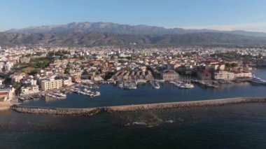 Güzel Eski şehir, Yunanistan ve en güzel manzaralı yerler - eski Chania kentinin manzaralı manzarası. Girit adası, eski Venedik limanı ve deniz fenerinin panoramik mavi saat, Seyahat Konseptleri