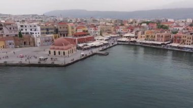 Güzel Eski şehir, Yunanistan ve en güzel manzaralı yerler - eski Chania kentinin manzaralı manzarası. Girit adası, eski Venedik limanı ve deniz fenerinin panoramik mavi saat, Seyahat Konseptleri