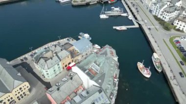 Oslo Şehir Limanı Norveç Havacılık Manzarası Oslo şehir merkezi için uçan dron 'dan güzel panoramik hava manzarası. Güneşli bir yaz gününde denizin arka planında dağlar ve mavi gökyüzü 