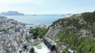 Oslo Şehir Limanı Norveç Havacılık Manzarası Oslo şehir merkezi için uçan dron 'dan güzel panoramik hava manzarası. Güneşli bir yaz gününde denizin arka planında dağlar ve mavi gökyüzü 