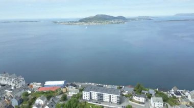 Oslo Şehir Limanı Norveç Havacılık Manzarası Oslo şehir merkezi için uçan dron 'dan güzel panoramik hava manzarası. Güneşli bir yaz gününde denizin arka planında dağlar ve mavi gökyüzü 