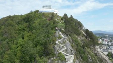 Oslo Şehir Limanı Norveç Havacılık Manzarası Oslo şehir merkezi için uçan dron 'dan güzel panoramik hava manzarası. Güneşli bir yaz gününde denizin arka planında dağlar ve mavi gökyüzü 