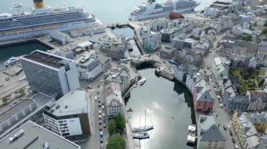 Oslo Şehir Limanı Norveç Havacılık Manzarası Oslo şehir merkezi için uçan dron 'dan güzel panoramik hava manzarası. Güneşli bir yaz gününde denizin arka planında dağlar ve mavi gökyüzü 