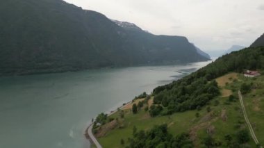 Göl manzaralı dağ manzaralı göl manzaralı gökyüzü, Skjolden, Norveç manzaralı fiyort, dağ sıralı göl manzaralı şelale manzaralı eski ahşap evli dağ vadisi, renkli göl manzaralı