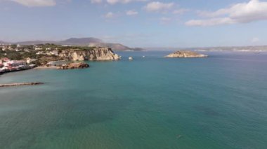 Hava aracı görüntüsü. Yazın Girit, Yunanistan 'da ünlü plaj manzarası. Libya denizinde nehir ve palmiye ağaçları olan ünlü bir sahil. Tropikal ada, Panoramik manzara Girit adasının en güzel plajları