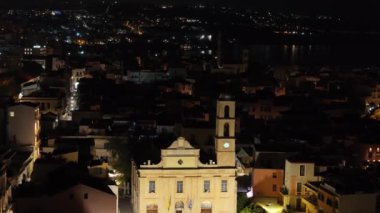 Gece vakti Chania kasabası, İHA çekimi, Girit, Yunanistan, Chania 'nın muhteşem deniz feneri, Güzel Eski Şehir, Yunanistan ve en güzel manzaralı yerleri ile havadan görünüşü - pitoresk eski kasaba manzarası 