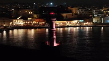 Geceleri Chania kasabası, Deniz feneri, İHA çekimi, Girit, Yunanistan, Chania 'nın muhteşem deniz feneri, Güzel Eski Şehir, Yunanistan ve en güzel manzaralı yerleri ile havadan görünüşü - eski güzel kasaba manzarası 