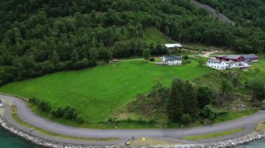 Göl manzaralı dağ manzaralı göl manzaralı gökyüzü, Skjolden, Norveç manzaralı fiyort, dağ sıralı göl manzaralı şelale manzaralı eski ahşap evli dağ vadisi, renkli göl manzaralı