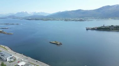 Oslo Şehir Limanı Norveç Havacılık Manzarası Oslo şehir merkezi için uçan dron 'dan güzel panoramik hava manzarası. Güneşli bir yaz gününde denizin arka planında dağlar ve mavi gökyüzü 