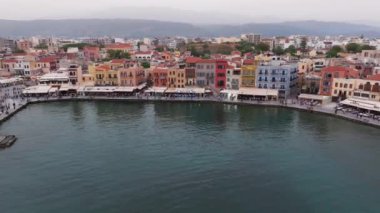 Güzel Eski şehir, Yunanistan ve en güzel manzaralı yerler - eski Chania kentinin manzaralı manzarası. Girit adası, eski Venedik limanı ve deniz fenerinin panoramik mavi saat, Seyahat Konseptleri