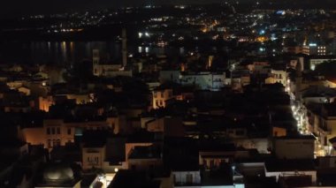Gece vakti Chania kasabası, İHA çekimi, Girit, Yunanistan, Chania 'nın muhteşem deniz feneri, Güzel Eski Şehir, Yunanistan ve en güzel manzaralı yerleri ile havadan görünüşü - pitoresk eski kasaba manzarası 