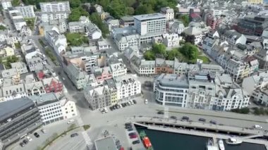 Oslo Şehir Limanı Norveç Havacılık Manzarası Oslo şehir merkezi için uçan dron 'dan güzel panoramik hava manzarası. Güneşli bir yaz gününde denizin arka planında dağlar ve mavi gökyüzü 