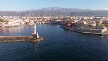 Muhteşem deniz feneri Yunanistan 'la Chania' nın havadan görünüşü. Güzel Eski şehir, Yunanistan ve en güzel manzaralı yerler - eski Chania kentinin manzaralı manzarası. Girit Adası, Panoramik, Seyahat Kavramları