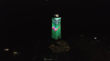 Gece Feneri Rubjerg Knude 'deki deniz fenerinde lazer ışığı gösterisi Danimarka Kuzey Denizi kıyısındaki kum tepeleri klasik tarz Danimarka, Avrupa, Danimarka' nın Güzel Peyzajları 