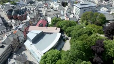 Oslo Şehir Limanı Norveç Havacılık Manzarası Oslo şehir merkezi için uçan dron 'dan güzel panoramik hava manzarası. Güneşli bir yaz gününde denizin arka planında dağlar ve mavi gökyüzü 