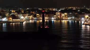 Geceleri Chania kasabası, Deniz feneri, İHA çekimi, Girit, Yunanistan, Chania 'nın muhteşem deniz feneri, Güzel Eski Şehir, Yunanistan ve en güzel manzaralı yerleri ile havadan görünüşü - eski güzel kasaba manzarası 