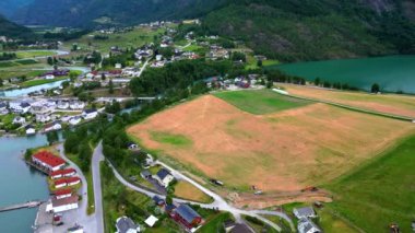 Göl manzaralı dağ manzaralı göl manzaralı gökyüzü, Skjolden, Norveç manzaralı fiyort, dağ sıralı göl manzaralı şelale manzaralı eski ahşap evli dağ vadisi, renkli göl manzaralı