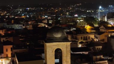 Gece vakti Chania kasabası, İHA çekimi, Girit, Yunanistan, Chania 'nın muhteşem deniz feneri, Güzel Eski Şehir, Yunanistan ve en güzel manzaralı yerleri ile havadan görünüşü - pitoresk eski kasaba manzarası 