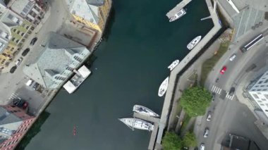 Oslo Şehir Limanı Norveç Havacılık Manzarası Oslo şehir merkezi için uçan dron 'dan güzel panoramik hava manzarası. Güneşli bir yaz gününde denizin arka planında dağlar ve mavi gökyüzü 