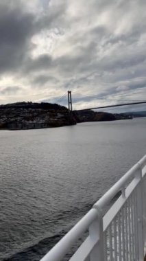 Norveç 'te gezinti. Bottan fiyordun manzarası, tekneden dağların manzarası, şelaleler, yolcu gemileri ve hassas tekneler turistleri gemiden kıyıya taşıyan mavi gökyüzü ile güzel bir günde