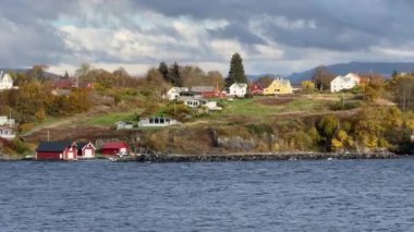 Norveç 'te gezinti. Bottan fiyordun manzarası, tekneden dağların manzarası, şelaleler, yolcu gemileri ve hassas tekneler turistleri gemiden kıyıya taşıyan mavi gökyüzü ile güzel bir günde