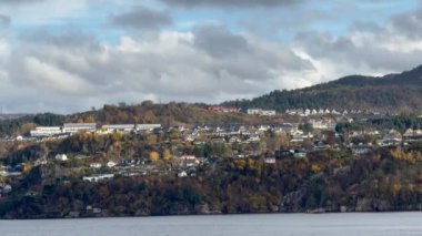 Norveç 'te gezinti. Bottan fiyordun manzarası, tekneden dağların manzarası, şelaleler, yolcu gemileri ve hassas tekneler turistleri gemiden kıyıya taşıyan mavi gökyüzü ile güzel bir günde