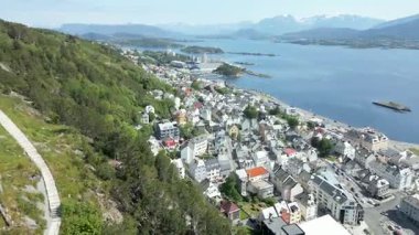 Oslo Şehir Limanı Norveç Havacılık Manzarası Oslo şehir merkezi için uçan dron 'dan güzel panoramik hava manzarası. Güneşli bir yaz gününde denizin arka planında dağlar ve mavi gökyüzü 