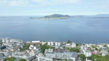 Oslo Şehir Limanı Norveç Havacılık Manzarası Oslo şehir merkezi için uçan dron 'dan güzel panoramik hava manzarası. Güneşli bir yaz gününde denizin arka planında dağlar ve mavi gökyüzü 