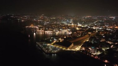 Geceleri Chania kasabası, Deniz feneri, İHA çekimi, Girit, Yunanistan, Chania 'nın muhteşem deniz feneri, Güzel Eski Şehir, Yunanistan ve en güzel manzaralı yerleri ile havadan görünüşü - eski güzel kasaba manzarası 