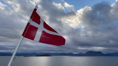 Norveç 'te gezinti. Bottan fiyordun manzarası, tekneden dağların manzarası, şelaleler, yolcu gemileri ve hassas tekneler turistleri gemiden kıyıya taşıyan mavi gökyüzü ile güzel bir günde