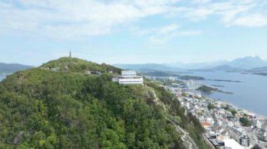 Oslo Şehir Limanı Norveç Havacılık Manzarası Oslo şehir merkezi için uçan dron 'dan güzel panoramik hava manzarası. Güneşli bir yaz gününde denizin arka planında dağlar ve mavi gökyüzü 