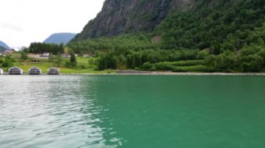 Göl manzaralı dağ manzaralı göl manzaralı gökyüzü, Skjolden, Norveç manzaralı fiyort, dağ sıralı göl manzaralı şelale manzaralı eski ahşap evli dağ vadisi, renkli göl manzaralı