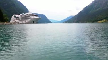 Göl manzaralı dağ manzaralı göl manzaralı gökyüzü, Skjolden, Norveç manzaralı fiyort, dağ sıralı göl manzaralı şelale manzaralı eski ahşap evli dağ vadisi, renkli göl manzaralı