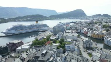 Oslo, Norveç - 11 Nisan 2023. Hava manzarası, Oslo şehir merkezi için uçan İHA 'dan güzel panoramik hava manzarası. Güneşli bir yaz gününde denizin arka planında dağlar ve mavi gökyüzü 