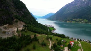 Göl manzaralı dağ manzaralı göl manzaralı gökyüzü, Skjolden, Norveç manzaralı fiyort, dağ sıralı göl manzaralı şelale manzaralı eski ahşap evli dağ vadisi, renkli göl manzaralı