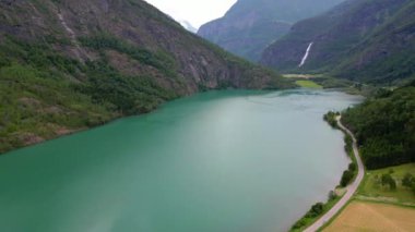 Göl manzaralı dağ manzaralı göl manzaralı gökyüzü, Skjolden, Norveç manzaralı fiyort, dağ sıralı göl manzaralı şelale manzaralı eski ahşap evli dağ vadisi, renkli göl manzaralı