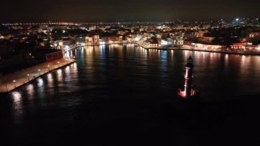 Geceleri Chania kasabası, Deniz feneri, İHA çekimi, Girit, Yunanistan, Chania 'nın muhteşem deniz feneri, Güzel Eski Şehir, Yunanistan ve en güzel manzaralı yerleri ile havadan görünüşü - eski güzel kasaba manzarası 